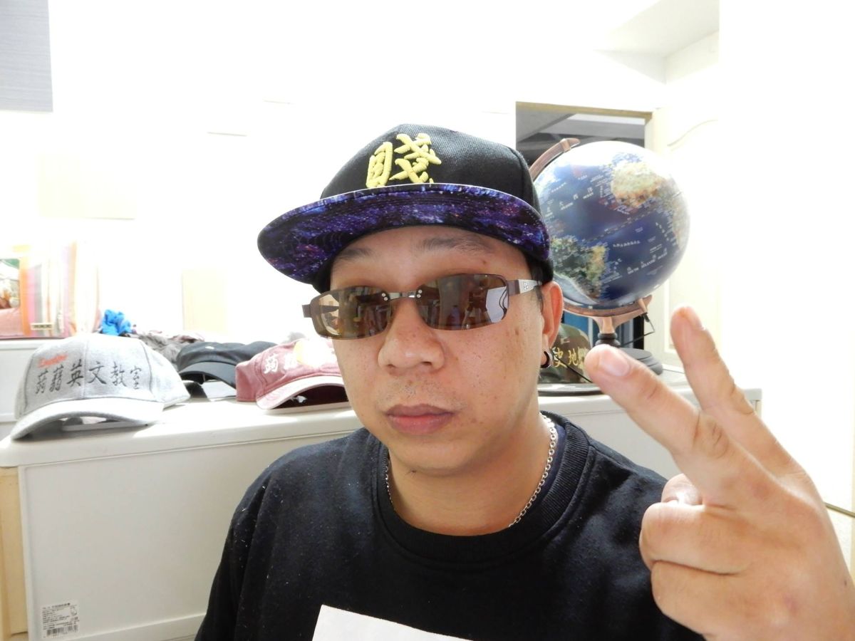 ▲YouTuber「蒟蒻講幹話」以風趣幽默口吻針貶時事，擄獲68萬名粉絲，日前傳出其死訊「已完成火化」。《NOWnews》稍早透過email查證，得到獨家回應。（圖／翻攝蒟蒻講幹話臉書）