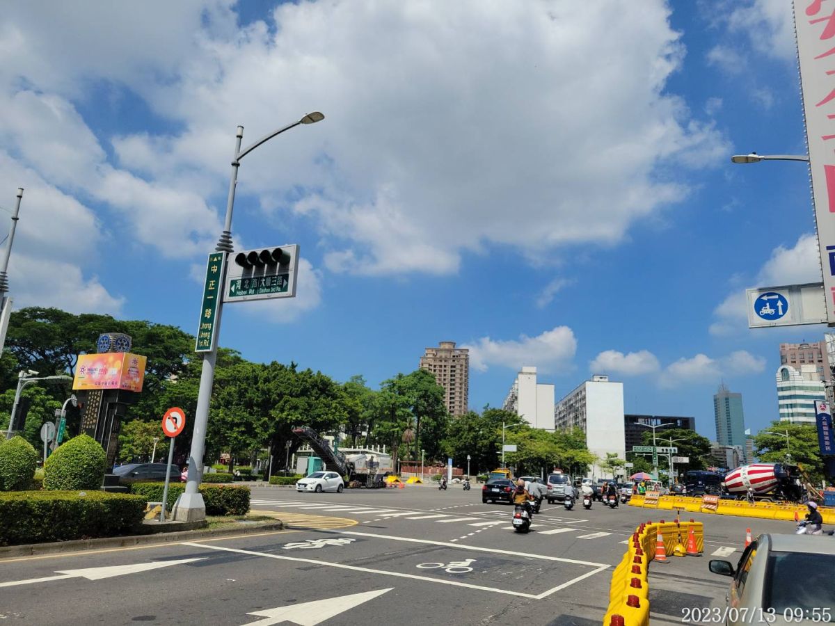 ▲高雄輕軌中正路與大順路口自7月18日至8月31日計45天，進行第二階段交維施工。（圖／高市府捷運局提供）