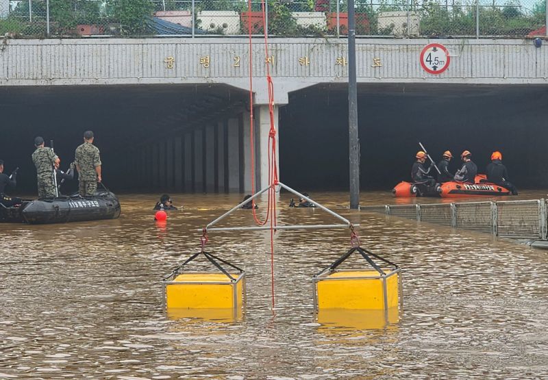▲韓國暴雨導致河水潰堤，淹沒忠清北道五松一處地下道，一輛公車內發現5具遺體。（圖／美聯社／達志影像）