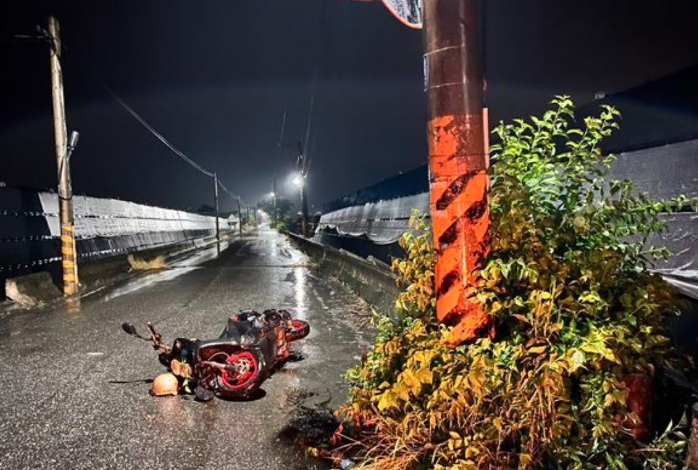 ▲16日凌晨，台東市中華路四段附近，發生死亡車禍，52歲的豊姓男子，騎乘機車返家途中，不明原因自撞路旁電線桿，送醫搶救不治。（圖／翻攝畫面）