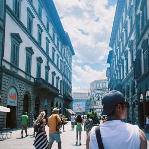 ▲王淨拍下曹佑寧在歐洲街頭的背影照。（圖／翻攝自王淨Instagram）