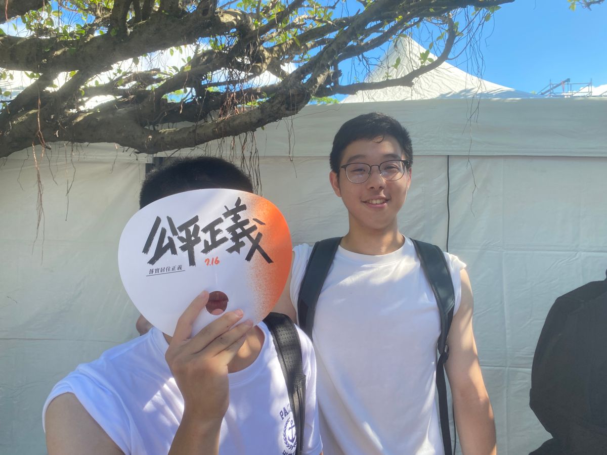 ▲前立委黃國昌與館長陳之漢今（16）日於總統府前舉辦集會，前來參加活動的陳先生（左）對於民進黨未來現場直接對決不能接受。（圖／記者邱新博攝，2023.07.16）