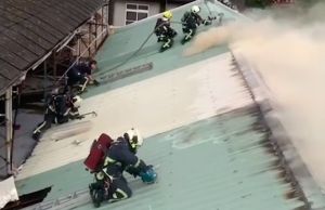 台中東區3樓民宅火警！起火點疑在神明廳　消防員爬鐵皮屋頂灌救
