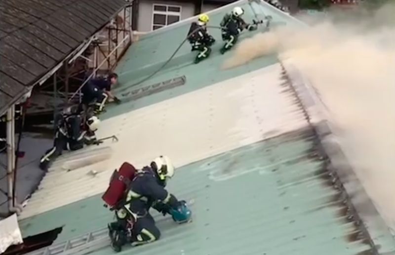 ▲台中民宅3樓神明廳傳出火警，消防員爬上屋頂救火。（圖／翻攝自記者爆料網）