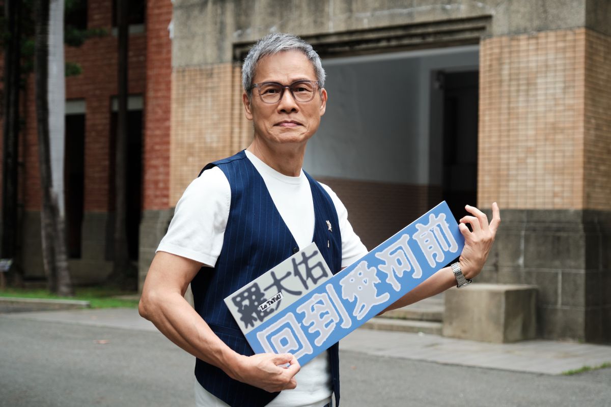 ▲羅大佑花10年時間，放棄從醫踏上追尋音樂夢的旅程，回雄中演講笑認求學時彈電吉他只是想炫耀。（圖／大右音樂）