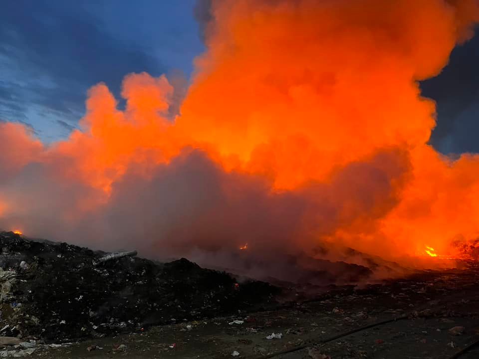 ▲新豐垃圾掩埋場火警，火勢一發不可收拾。（圖／翻攝自新竹縣議員歐陽霆臉書）