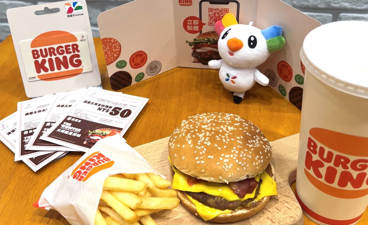 ▲刷悠遊卡就能吃3大速食隱藏優惠！漢堡王推出限量經典悠遊卡，5款漢堡套餐下殺89元；肯德基也有炸雞蛋撻優惠餐；必勝客小披薩「買一送一」或個人披薩第二件半價。（圖／漢堡王提供）