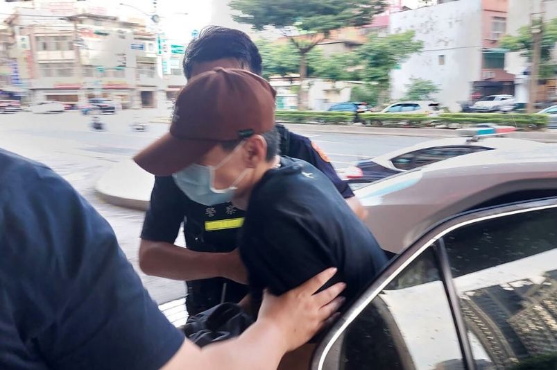 ▲桃園陳姓男子因為懷疑同居女友出軌，上週憤而搬離愛巢，16日清晨卻持散彈槍突然返家，並挾持女友跟一名女嬰。（圖／翻攝畫面）