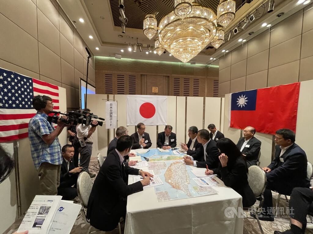 ▲日本戰略研究論壇（JFSS）15、16日在東京舉辦的台海危機兵棋推演，台灣首度受邀參與。16日兵推內容包括當「中共武力犯台」時，台灣對美日提出協助提供機場，協助台灣軍機返航、納入美國核保護傘等的要求。（圖／中央社）