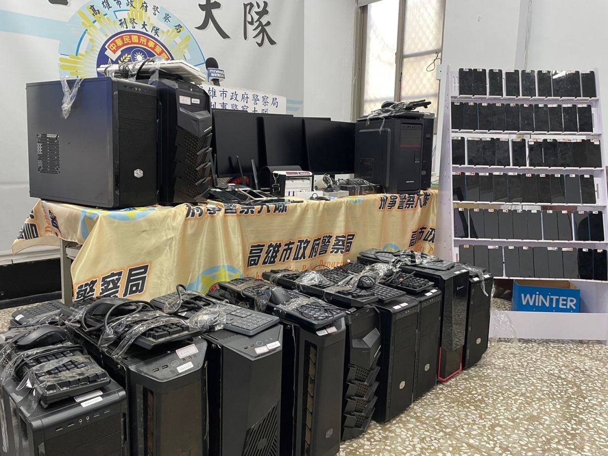 ▲有嫌犯租用多處民宅籌組博弈網站洗錢機房，警方日前一舉破獲多處據點，查獲大量電腦、手機。（圖／高雄市刑大提供）