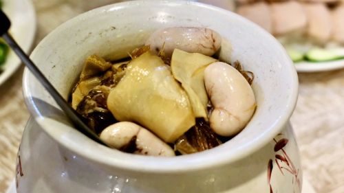 ▲台北「明福台菜海鮮」連續多年奪米其林一星，「一品佛跳牆」大甕由1萬2000元漲至1萬3200元。（圖／記者葉盛耀攝）