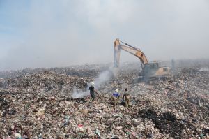 避免垃圾掩埋場再度自燃　楊文科促焚化爐明年營運降低垃圾堆積
