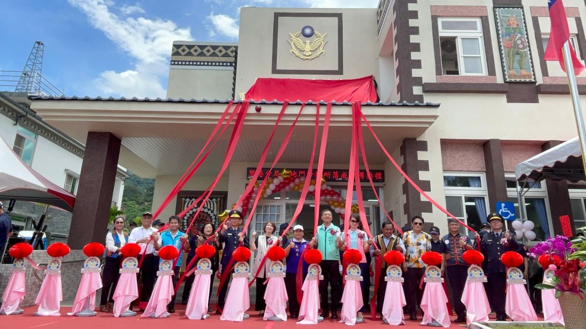 ▲屏東縣三地門分駐所新建辦公廳舍落成，屏東縣長周春米與民代共同揭牌，（圖／記者莊全成翻攝）