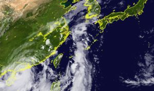 ▲從衛星雲圖可以發現，韓國、日本北海道附近持續有梅雨鋒面在發展，預計降雨還要持續2至3天。（圖／翻攝向日葵8號衛星）