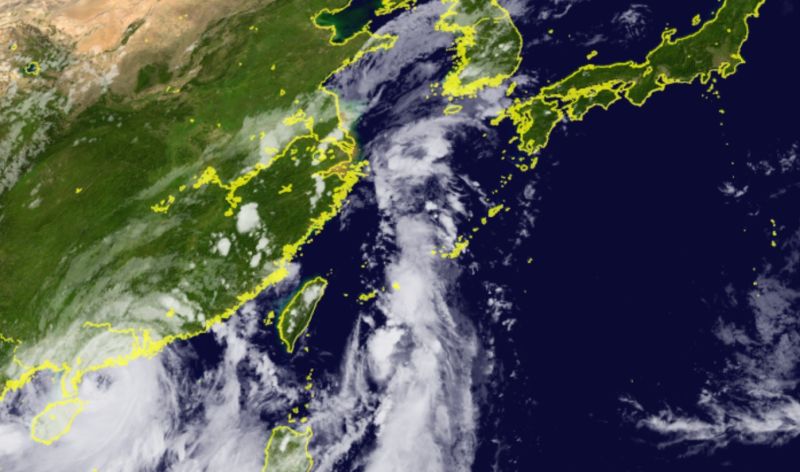 ▲從衛星雲圖可以發現，韓國、日本北海道附近持續有梅雨鋒面在發展，預計降雨還要持續2至3天。（圖／翻攝向日葵8號衛星）