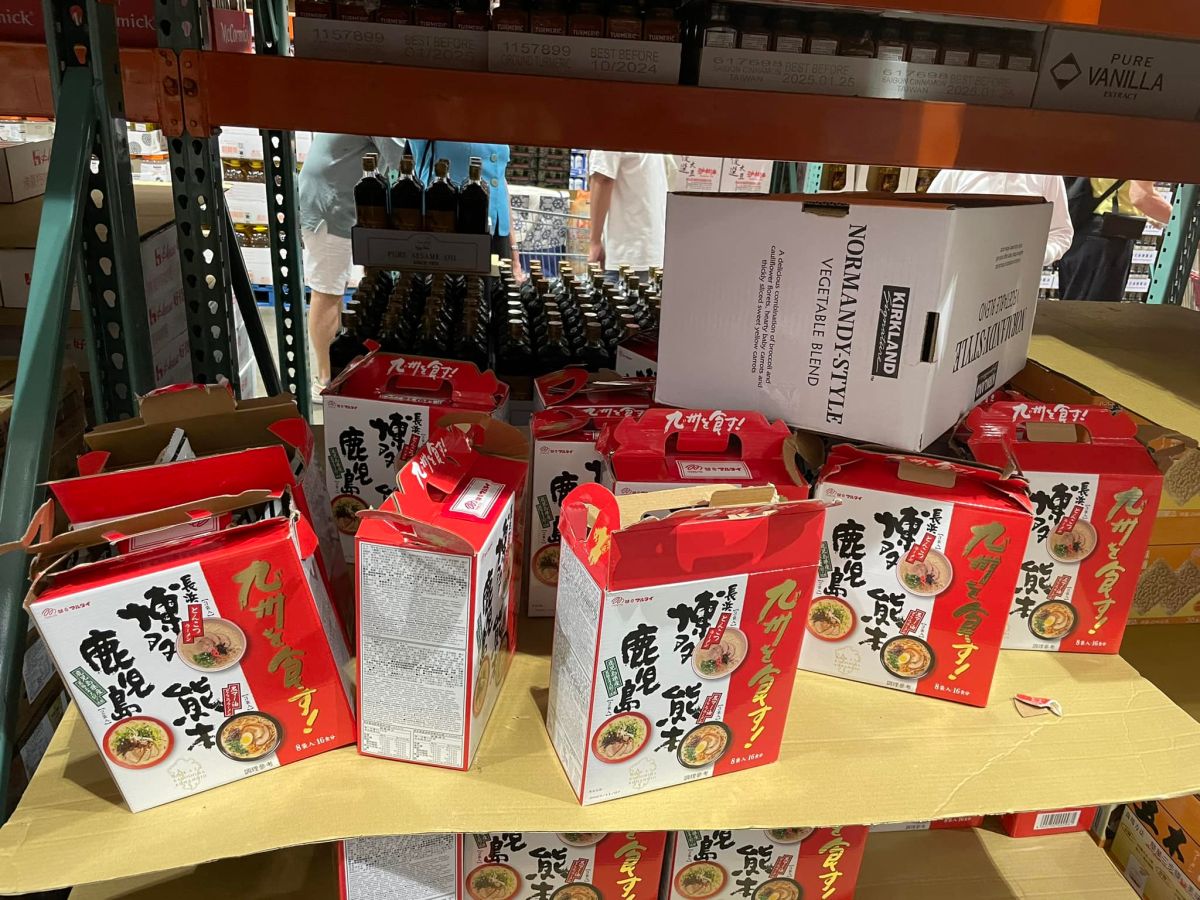 ▲民眾前往好市多台中南屯店，在購物時卻目睹拉麵組「整層新商品被拆爛」。（圖／巫小姐授權使用）