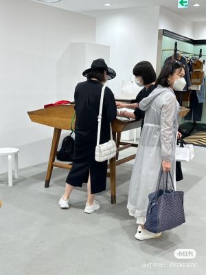 ▲一名網友在日本銀座巧遇林青霞（左一）及閨密（右一）正在購物。（圖／翻攝自小紅書）