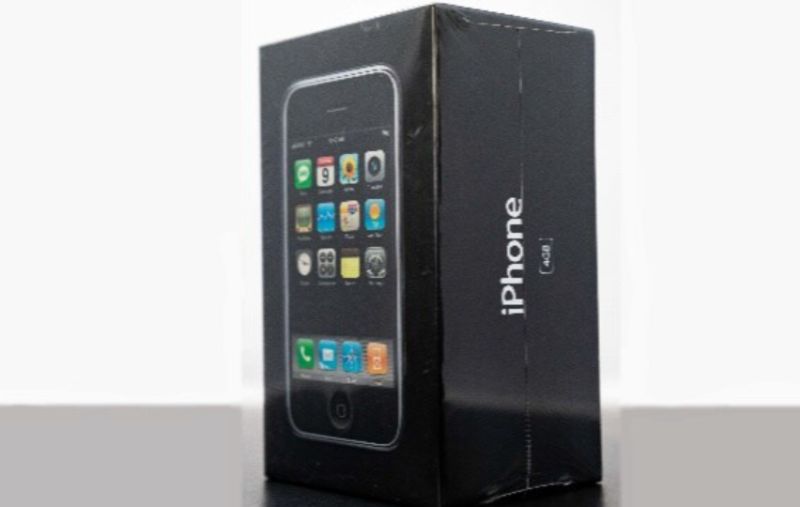 ▲這支未開封的初代iPhone，其實來頭不小，收藏家更花費近600萬台幣才買到。（圖／LCG Auctions）