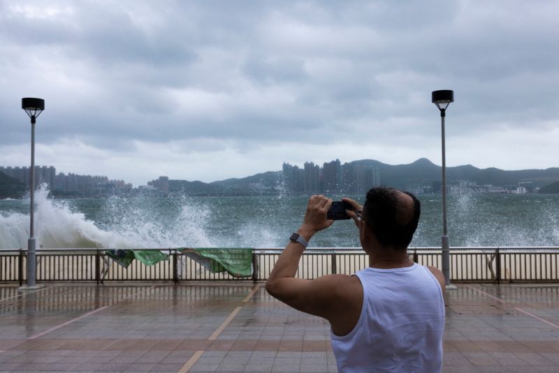 ▲颱風泰利來襲，香港天文台今天凌晨正式發出8號風球（八號東北烈風或暴風訊號）。（圖／美聯社／達志影像）