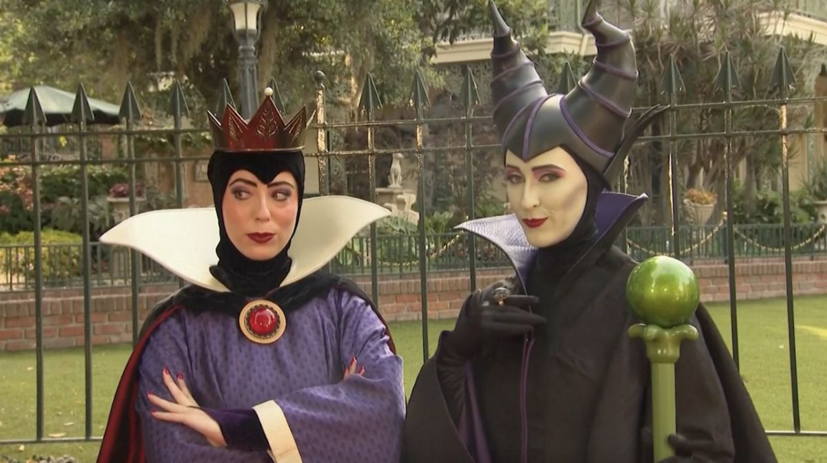 ▲好萊塢罷工啟動後，《幽靈公館》成為第一個沒有明星站台的首映會，卻找來黑魔女（右）、邪惡皇后，與影迷合照2小時救援。（圖／美聯社／達志影像）