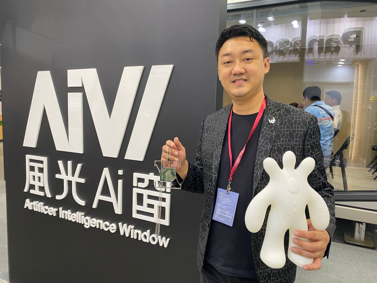 ▲36歲的吳律謙把家族傳產鋁窗當特斯拉打造，導入空氣力學、隱藏把手，還以窗框斷面花紋打造周邊精品，甚至跨足時尚。（圖／記者徐銘穗攝）