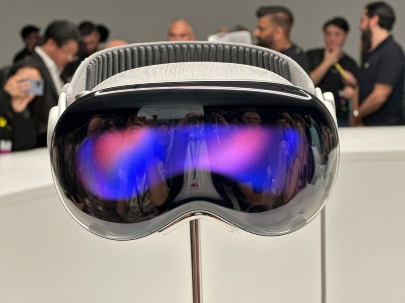 ▲蘋果全新的頭戴裝置Vision Pro，最快有可能會在2024年1月開賣。（圖／美聯社／達志影像）