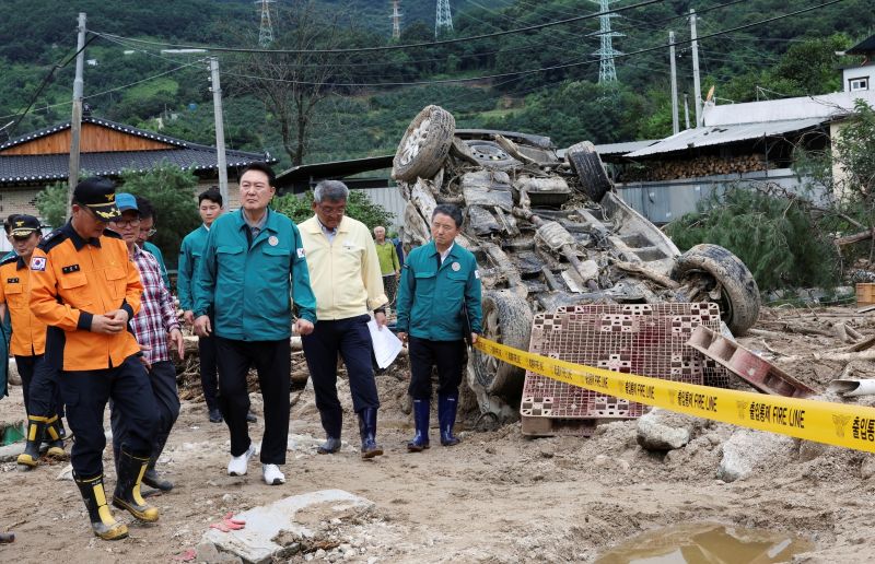 ▲韓國總統尹錫悅親赴洪水及土石流災區視察。（圖／美聯社／達志影像）