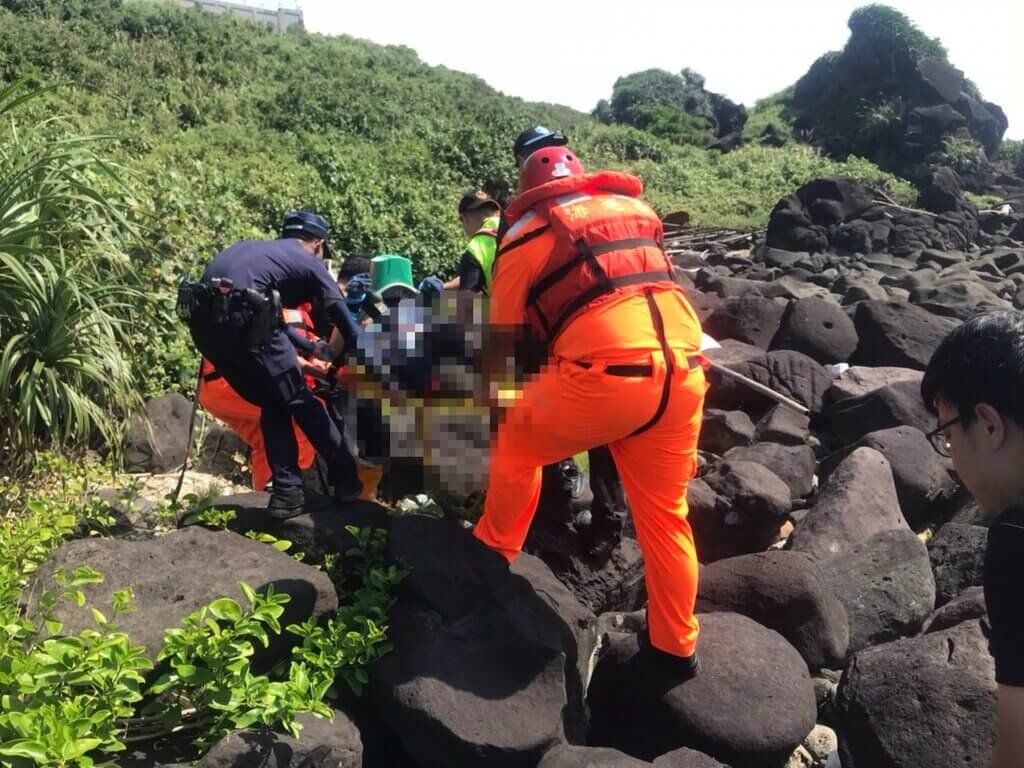 ▲78歲邱姓男子與75歲鍾姓男子，17日相約前往新北市石門區富基漁港旁海岸石滬區採藥，2人疑皆中暑，救援人員抵達時，邱男失去生命徵象送醫不治。（讀者提供）