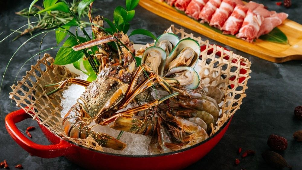 ▲青青國際餐飲集團消費贈「買1送1券」，可用在英式下午茶、BBQ吃到飽、龍蝦可汗鍋、港點吃到飽。（圖／業者提供）