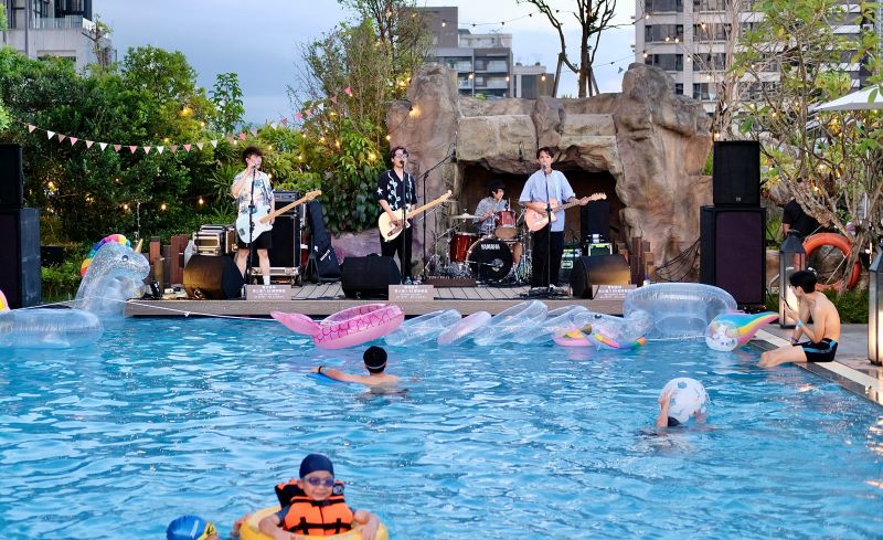 ▲礁溪寒沐酒店即日起至8月26日，每週五及週六晚間時段舉辦多場戶外夏日池畔派對，並有首創的泳池水上舞台樂團演出。（圖／記者葉盛耀攝）