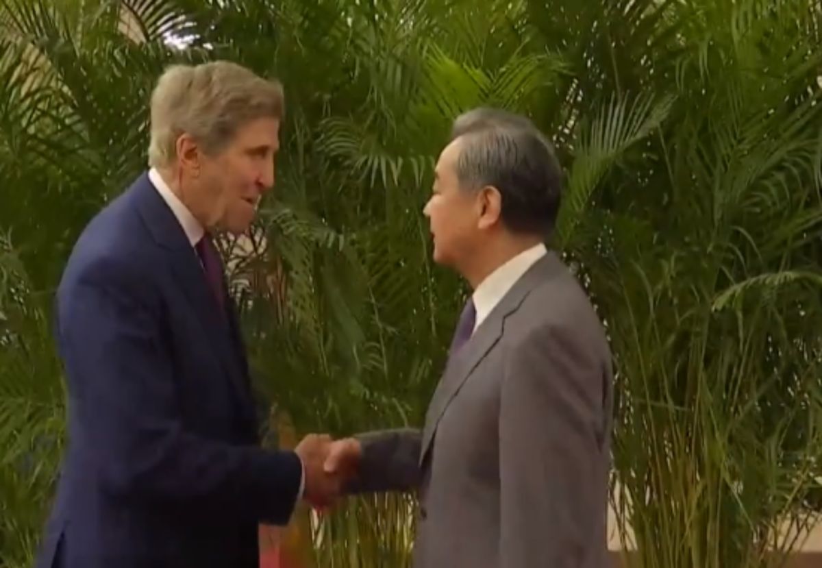 ▲中共中央外事工作委員會辦公室主任王毅會見美國總統氣候特使凱瑞。（圖／翻攝自微博）