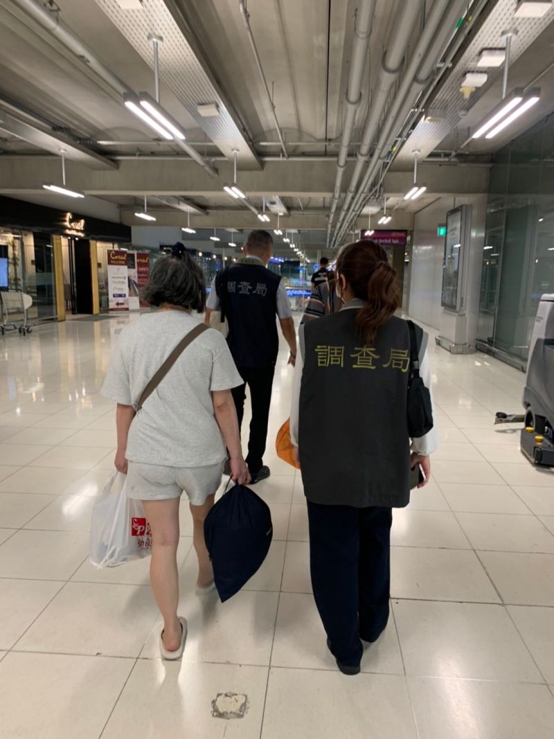 ▲假期貨吸金39億,逃亡21年,陳智燦、劉美雪夫妻自泰押返歸案(圖/調查局提供)