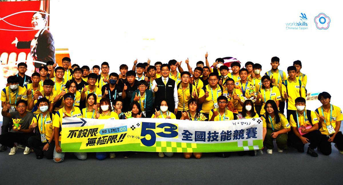 ▲第53屆全國技能競賽雲嘉南分署金牌數勇冠全國，分署長劉邦棟(中間黑背心者) 親自出席典禮，鼓勵選手繼續朝國際賽前進（圖／雲嘉南分署提供）