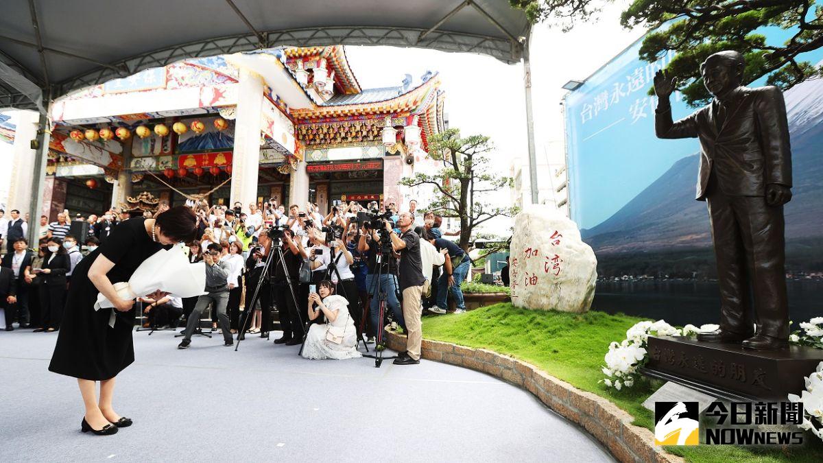 ▲日本前首相安倍晉三遺孀安倍昭惠今天前往高雄紅毛港保安堂，向安倍晉三紀念銅像獻花致意。（圖／記者郭俊暉攝，2023.07.18）
