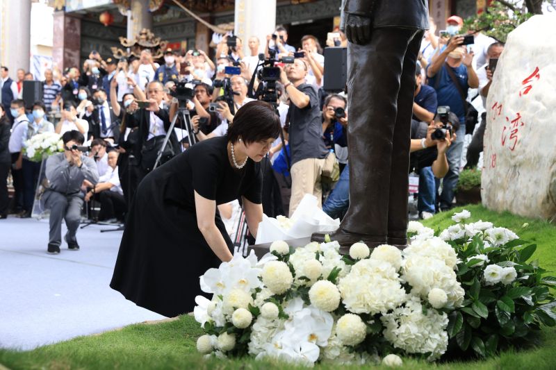 ▲日本前首相安倍晉三遺孀安倍昭惠來台，今（18）日前往高雄紅毛港保安堂向台灣唯一一座的安倍晉三紀念銅像獻花致意。（圖／高雄市政府提供）