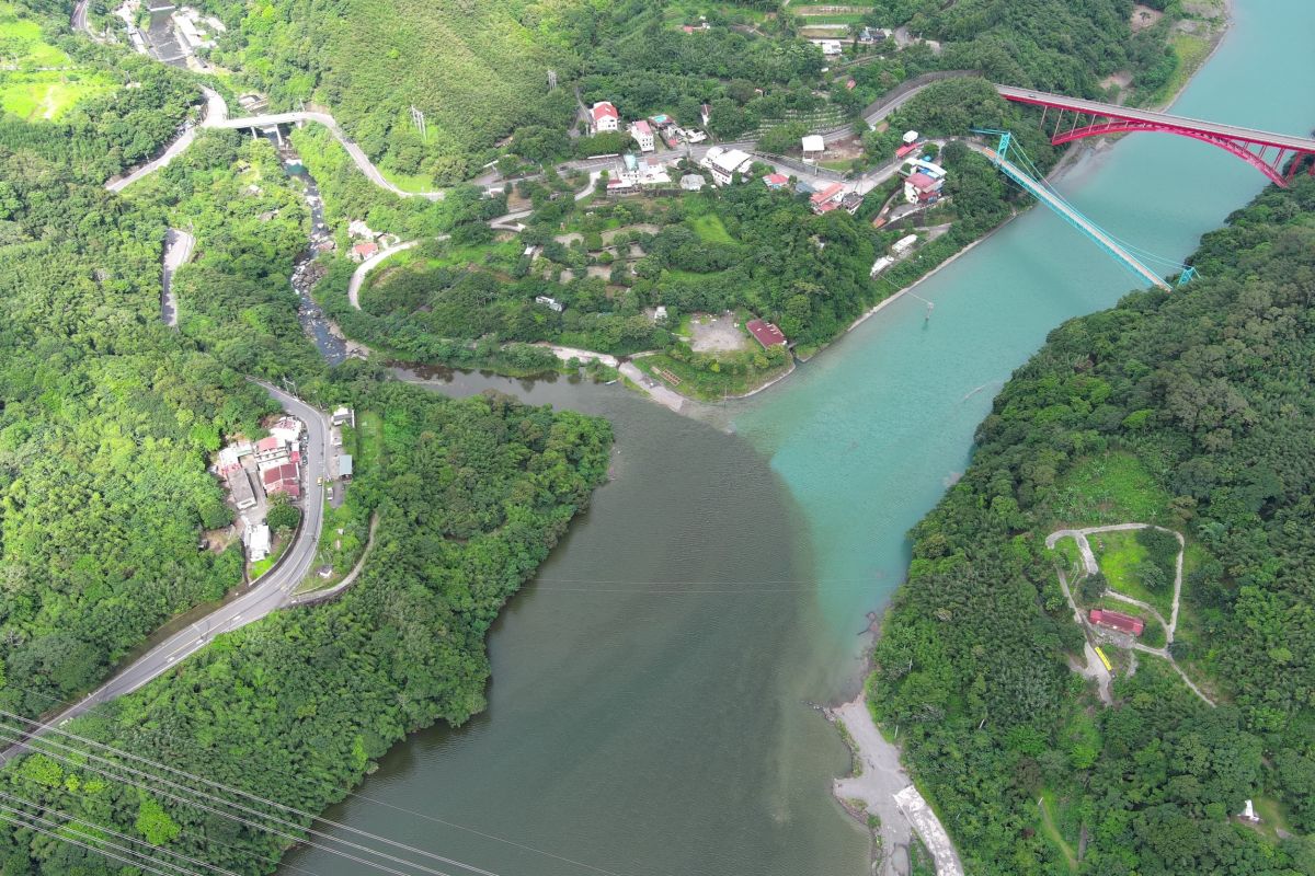 ▲連日高溫，石門水庫羅浮橋附近河段出現藻類增生現象。（圖／北水局提供）