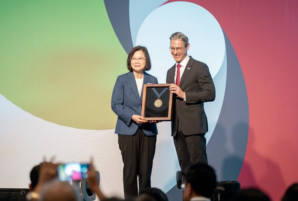 ▲美國國家民主基金會會長威爾遜頒贈蔡英文「民主服務勳章」。（圖／總統府提供）