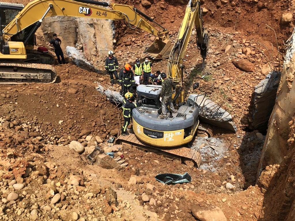 ▲台中工安意外！怪手司機遭土牆壓住受困，所幸無生命危險。（圖／翻攝畫面）