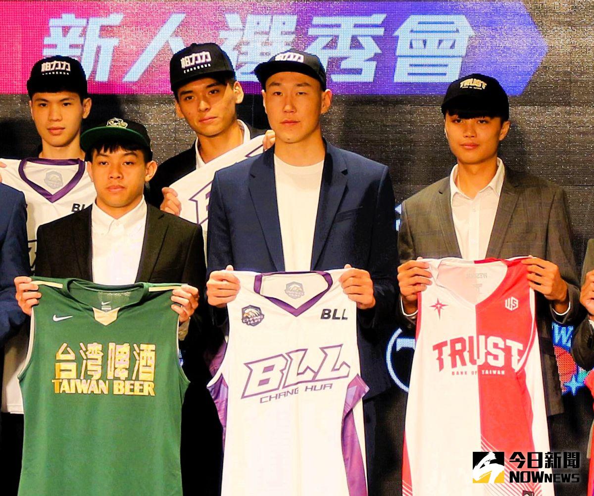 ▲SBL超級籃球聯賽選秀會落幕，蒙古外籍生蘇格爾（中）成狀元。圖／記者路皓惟攝