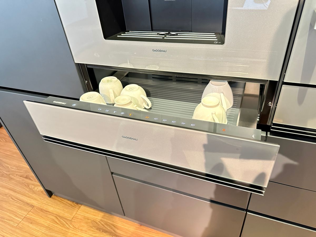 ▲有廚電界愛馬仕之稱的Gaggenau，推出新暖盤機，這次不只熱盤子，還能舒肥、發酵麵團、烘烤果乾等，延伸出更多功能。（圖／記者周淑萍攝）