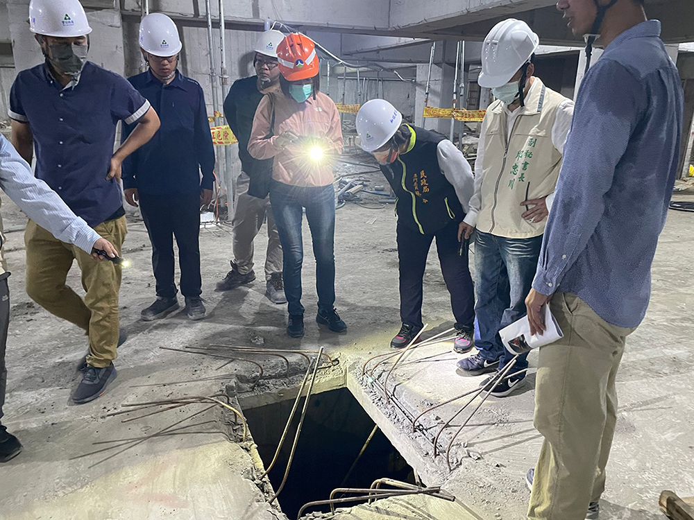 ▲台南市政府跨局處聯合稽查小組召集了環保局、衛生局及民政局，共同複查有關和紘建設公司位於仁德區牛稠段地的建築工地（圖／台南市工務局提供）