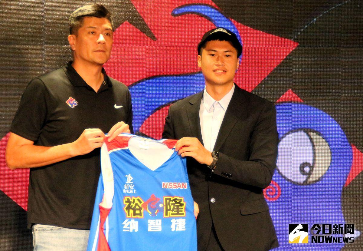 ▲UBA三連霸強權政治大學前鋒涂亦含（右）在第二輪第四順位被裕隆選中。圖／記者路皓惟攝