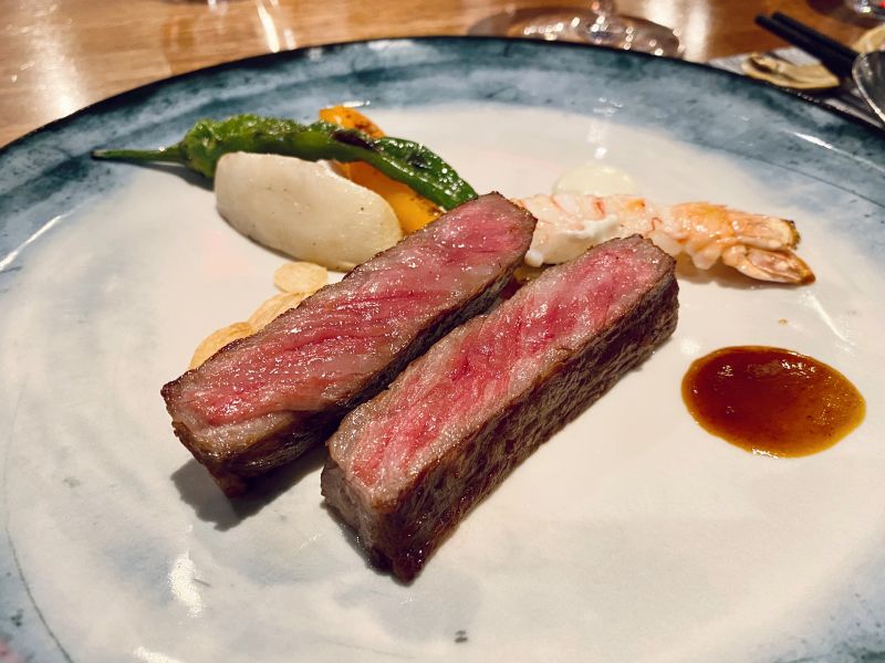 ▲Fresh & Aged美福乾式熟成牛排館陳重光主廚,選用紐約客部位打造「日本頂級飛驒 A5 和牛紐約客牛排/紐西蘭甜螯蝦」,推薦最佳品嚐 2.5 公分厚度。(圖/記者蕭涵云攝)