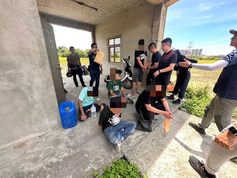 ▲竹北一處廢棄屋，成為毒品人口吸食藏身之處。（圖／翻攝畫面）