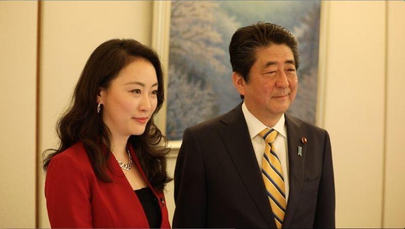 ▲鳳凰衛視女主持人傅曉田與日本前首相安倍晉三合影。(圖/翻攝自傅曉田官方推特)