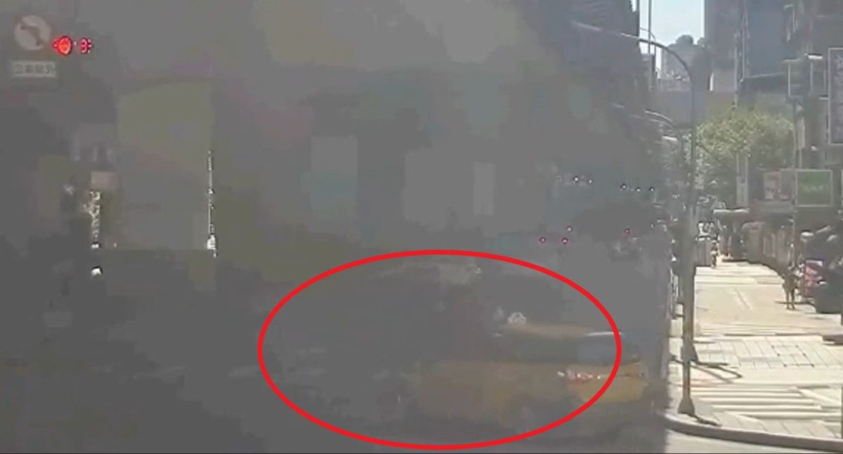 ▲計程車未禮讓行人，將一名28歲人妻撞飛。（圖／翻攝畫面）