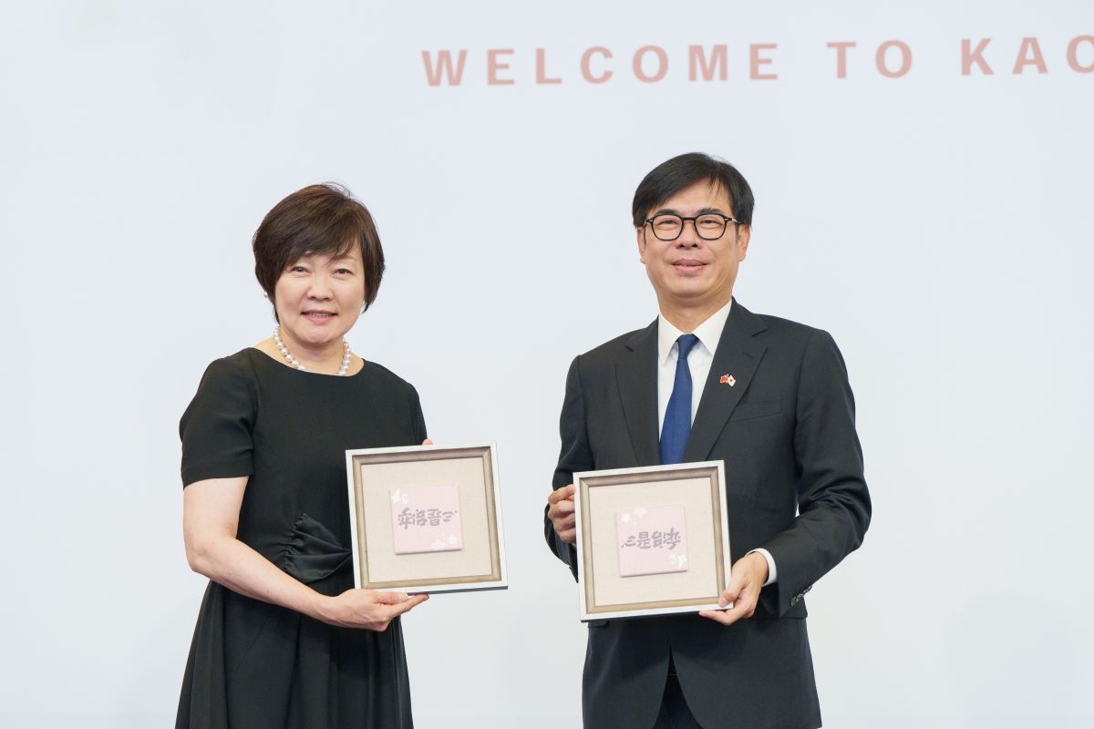 ▲陳其邁也特別送上由知名設計師林國慶特別設計的翻轉字作品，呈現「安倍晉三x心是台灣」，象徵台日之間深厚連結，更表達台灣人對安倍前首相的感念。（圖／高雄市政府提供）