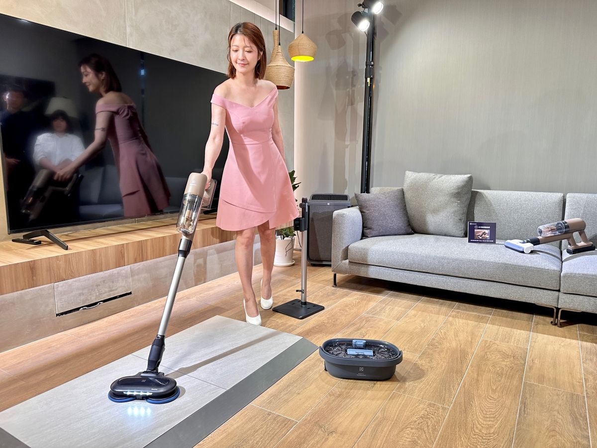 ▲伊萊克斯推出兼具濕拖功能且更輕巧的複合式機型極適家居700輕量無線濕拖吸塵器，免手洗拖布是一大亮點。（圖／記者周淑萍攝）