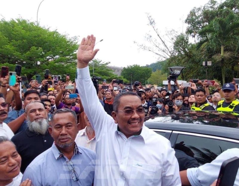 ▲馬來西亞反對黨領導人沙努西（圖中）因言論冒犯蘇丹，遭警方依煽動叛亂罪起訴。沙努西交保後，在法庭外受到大批支持群眾的歡迎。（圖／翻攝自Muhammad Sanusi Md Nor的臉書）