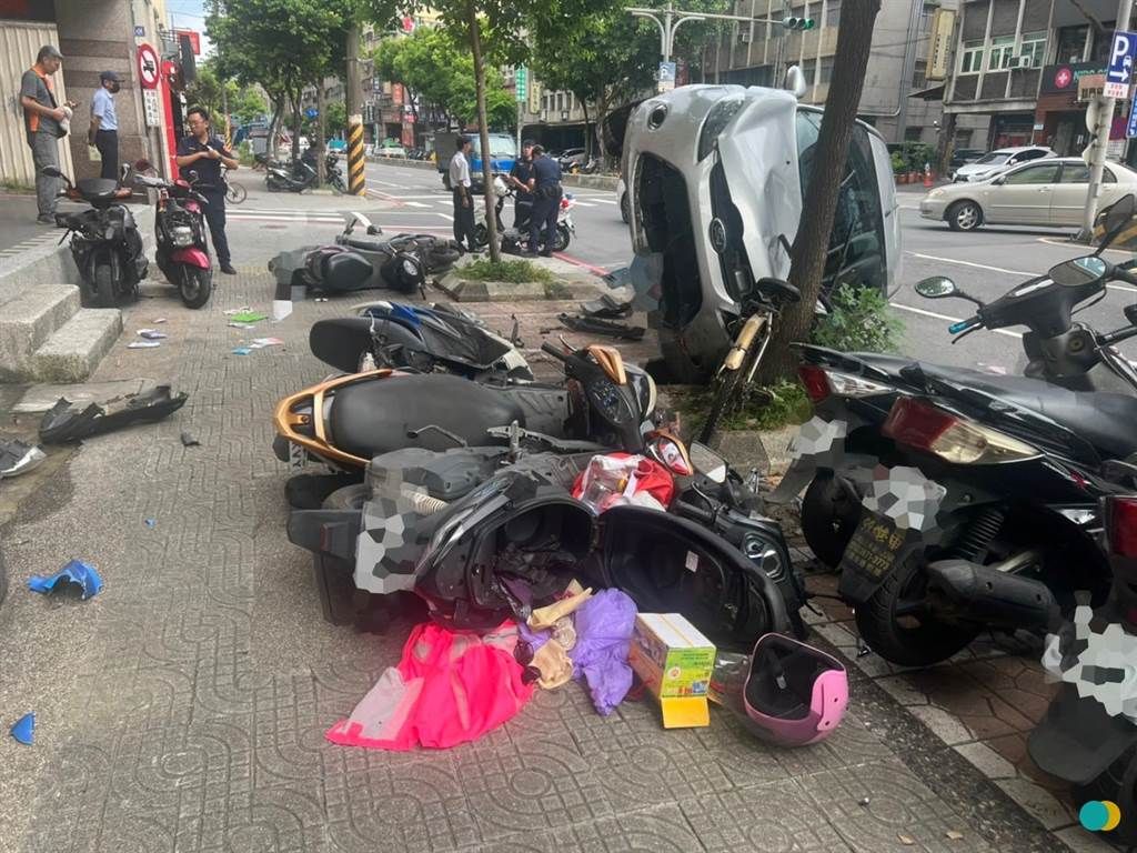 ▲人行道上7輛機車無辜遭波及。（圖／翻攝畫面）
